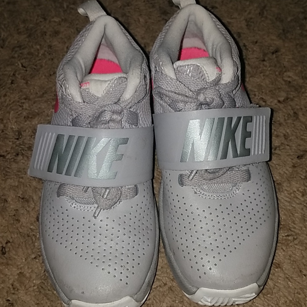 Girl's basketball shoes